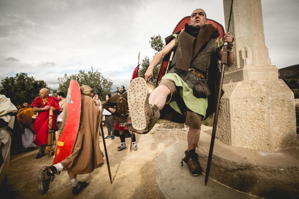 Veinte personas con trajes de romano recorren el Camí del Peix