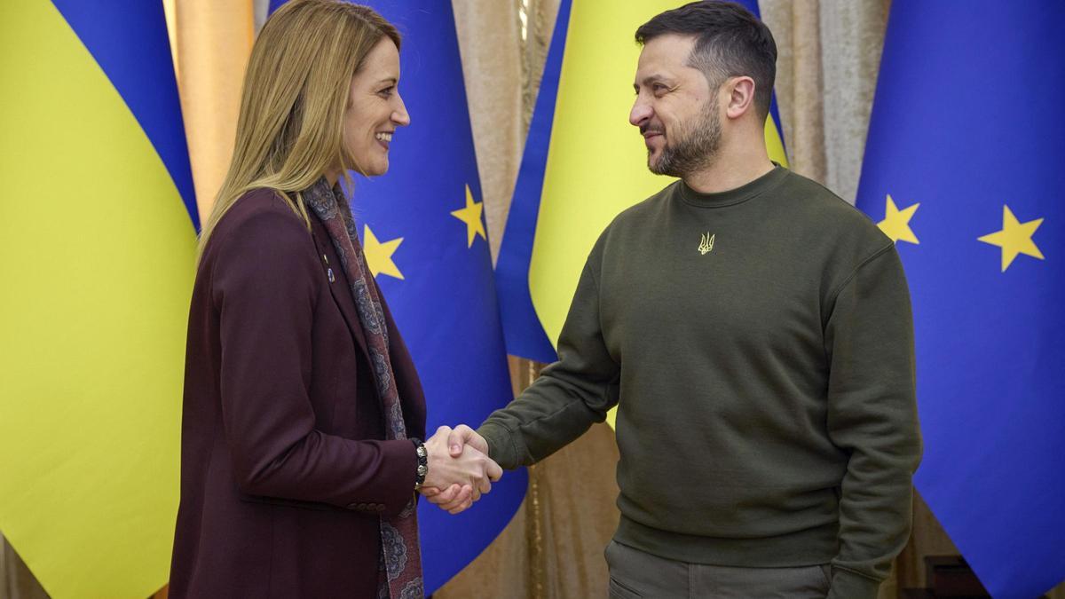 La presidenta del Parlamento Europeo, Roberta Metsola, saluda al presidente de Ucrania, Volodímir Zelenski, durante una visita al país eslavo.