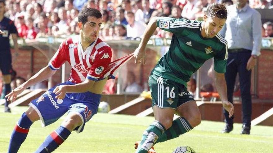 Cejudo controla el balón ante Carlos Castro.