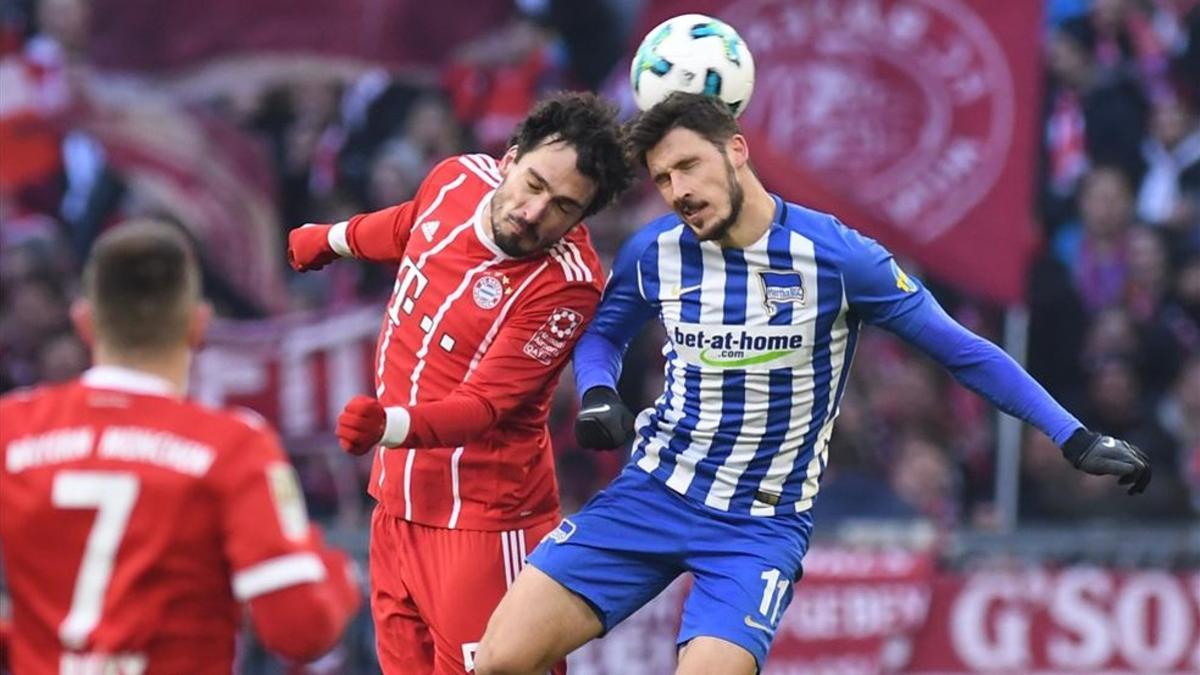 Hummels lucha por un balón con un rival