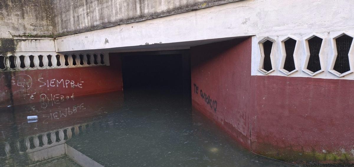 Altura del agua, ayer, en la entrada del garaje de Noria 4.