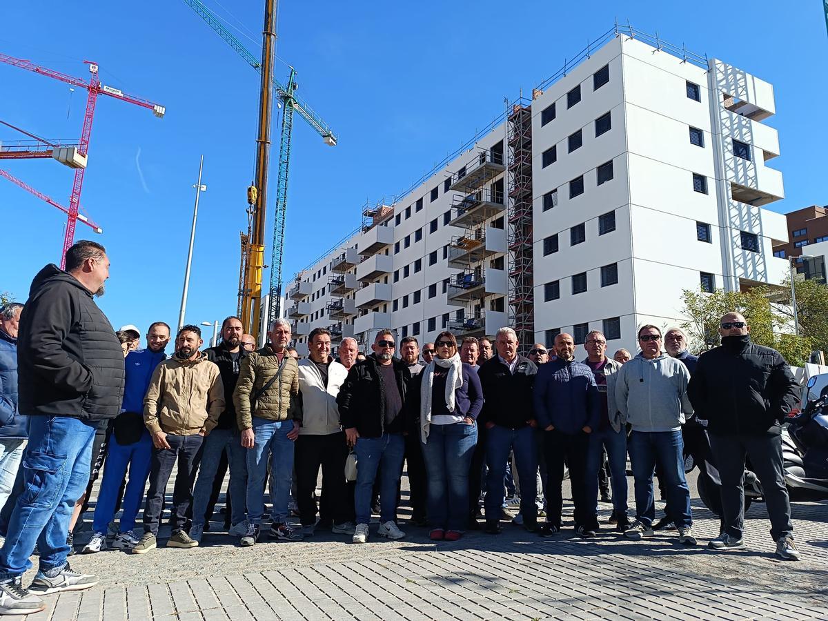 Los gruistas de Córdoba se concentran para exigir a la patronal Construcor que se siente a negociar.