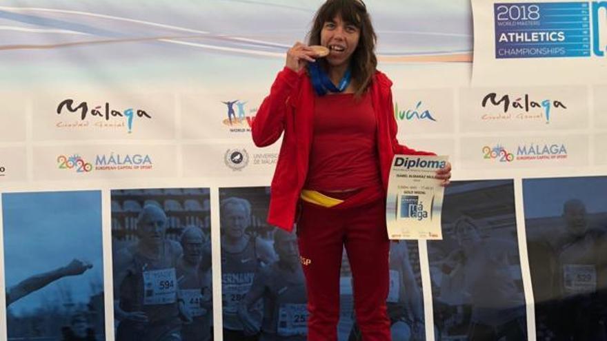 Isabel Almaraz, con su última medalla de oro, lograda en los cinco kilómetros.