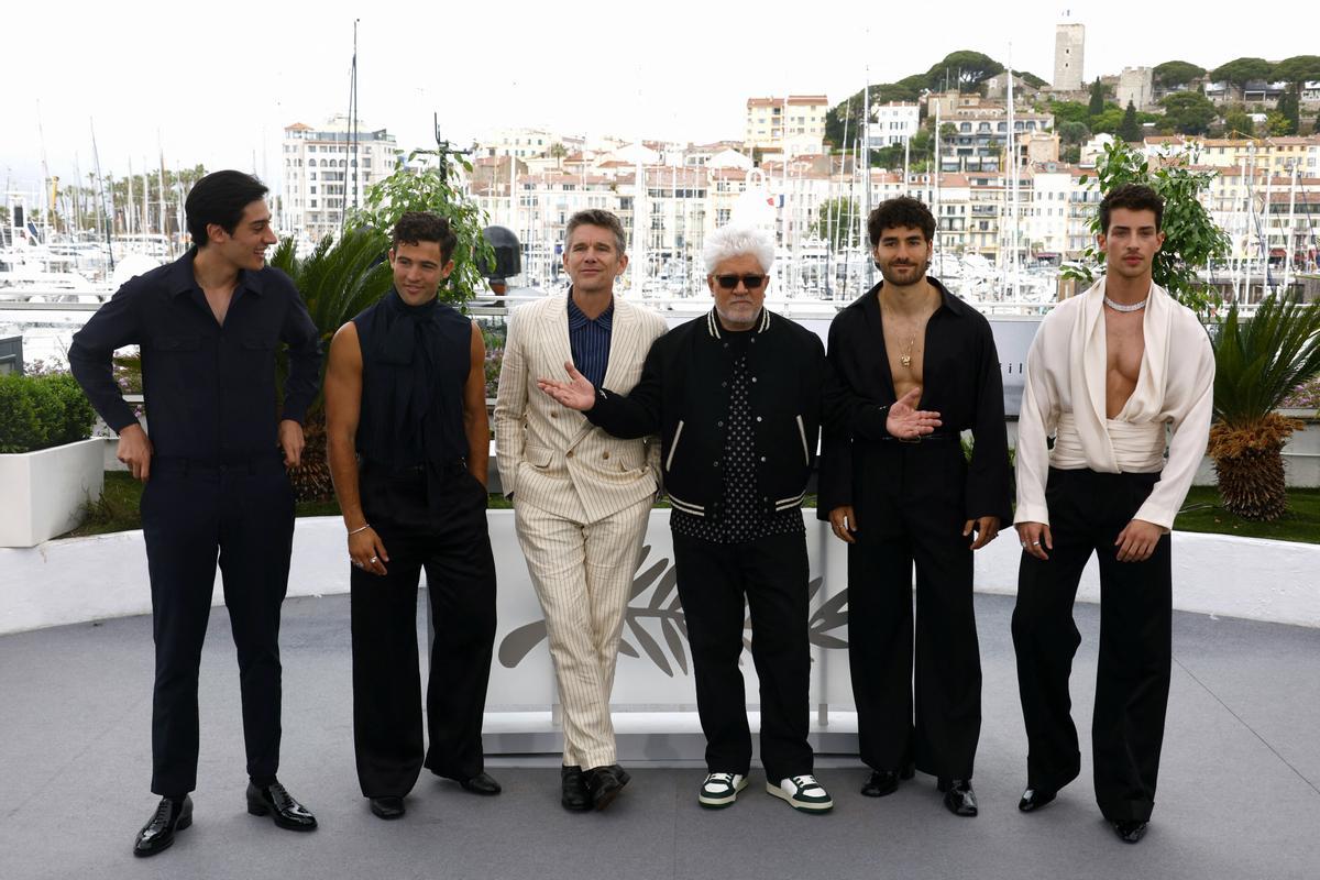 Pedro Almodóvar aterriza en Cannes. El cineasta estrena en Cannes el mediometraje ‘Extraña forma de vida’, con Ethan Hawke y Pedro Pascal, un wéstern protagonizado por dos gais que subvierte el género