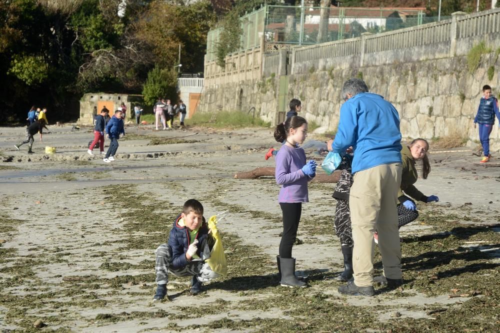 Escolares de Poio retiran de la playa de Chancelas hasta 400 kilos de basura