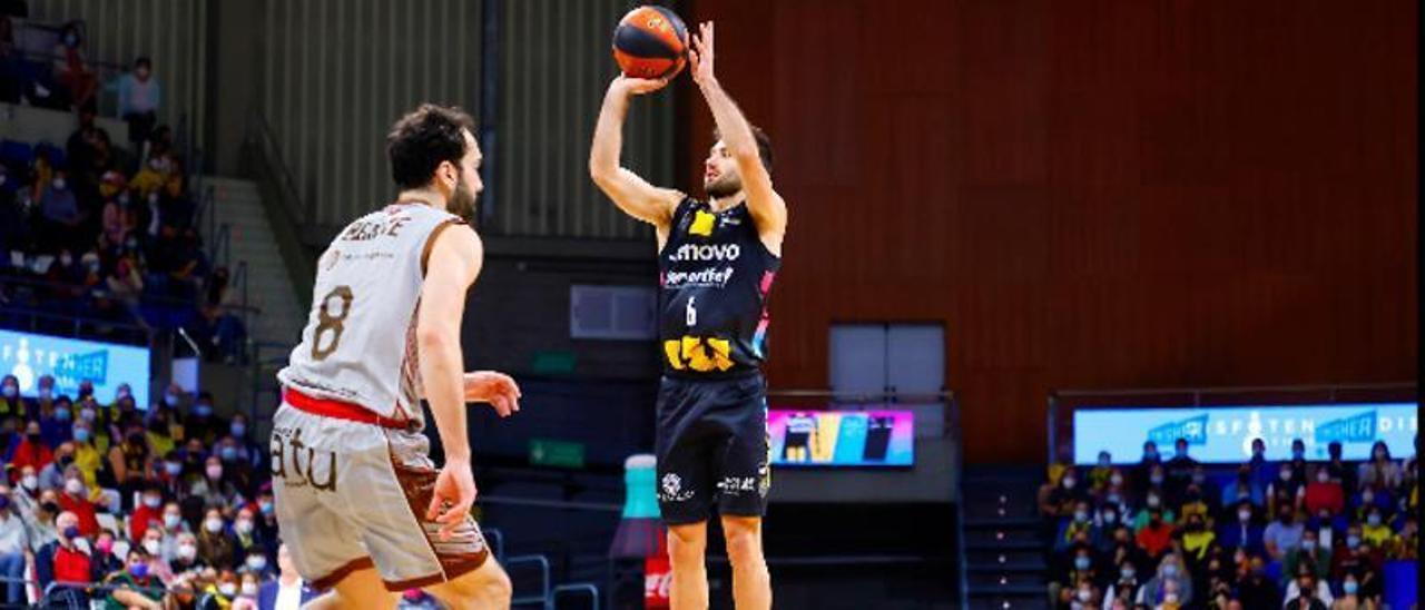 Bruno Fitipaldo lanza un triple en el partido ante el Burgos.