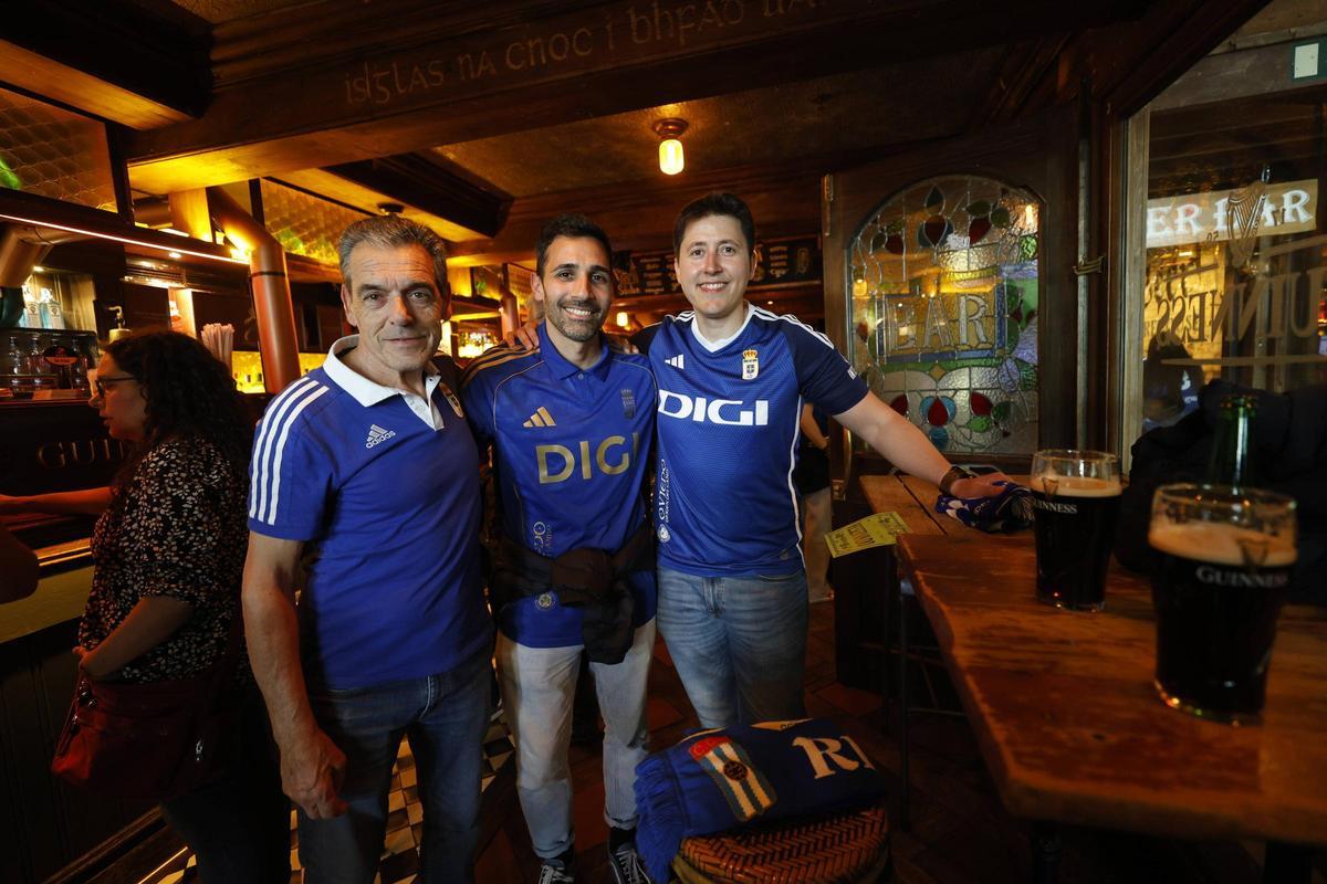En imágenes: El oviedismo tiñe Madrid de azul en una previa muy asturiana