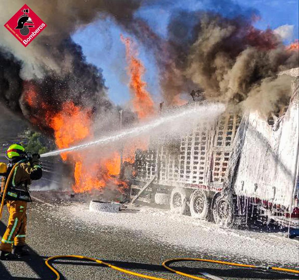 Los bomberos sofocando las llamas.