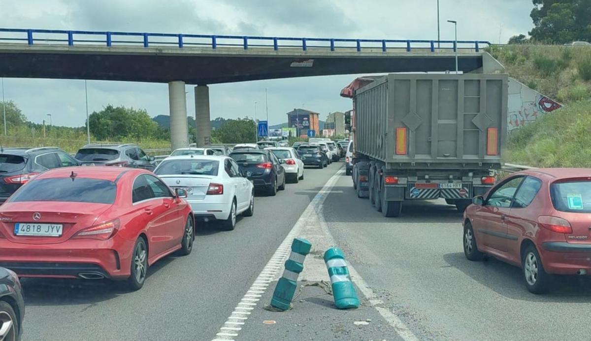 La colisión de un coche y un camión colapsa la salida de Avilés por la "Y"