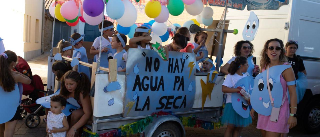 Una de las carrozas que participaron en el desfile. | A. Burrieza