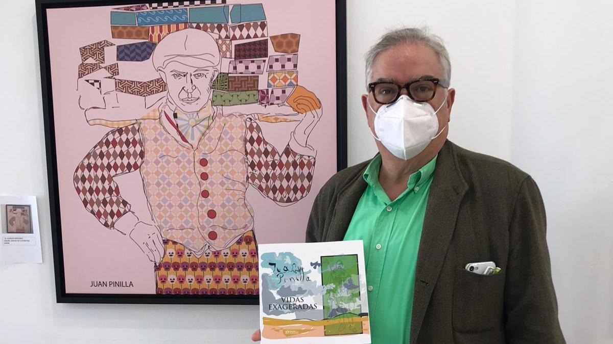 Juan Pinilla, posando con su libro en su exposición.