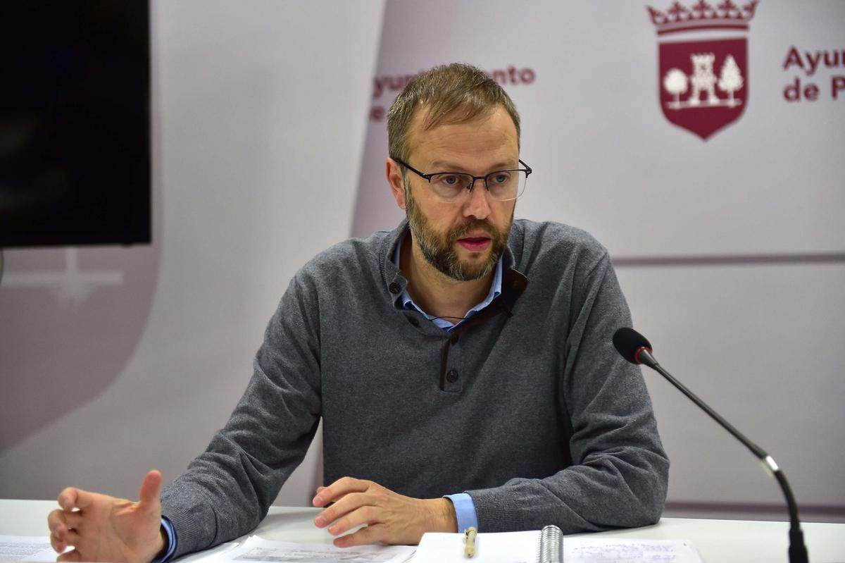 El edil José Antonio Hernández, que ha explicado el plan de contrataciones de Plasencia para 2026.