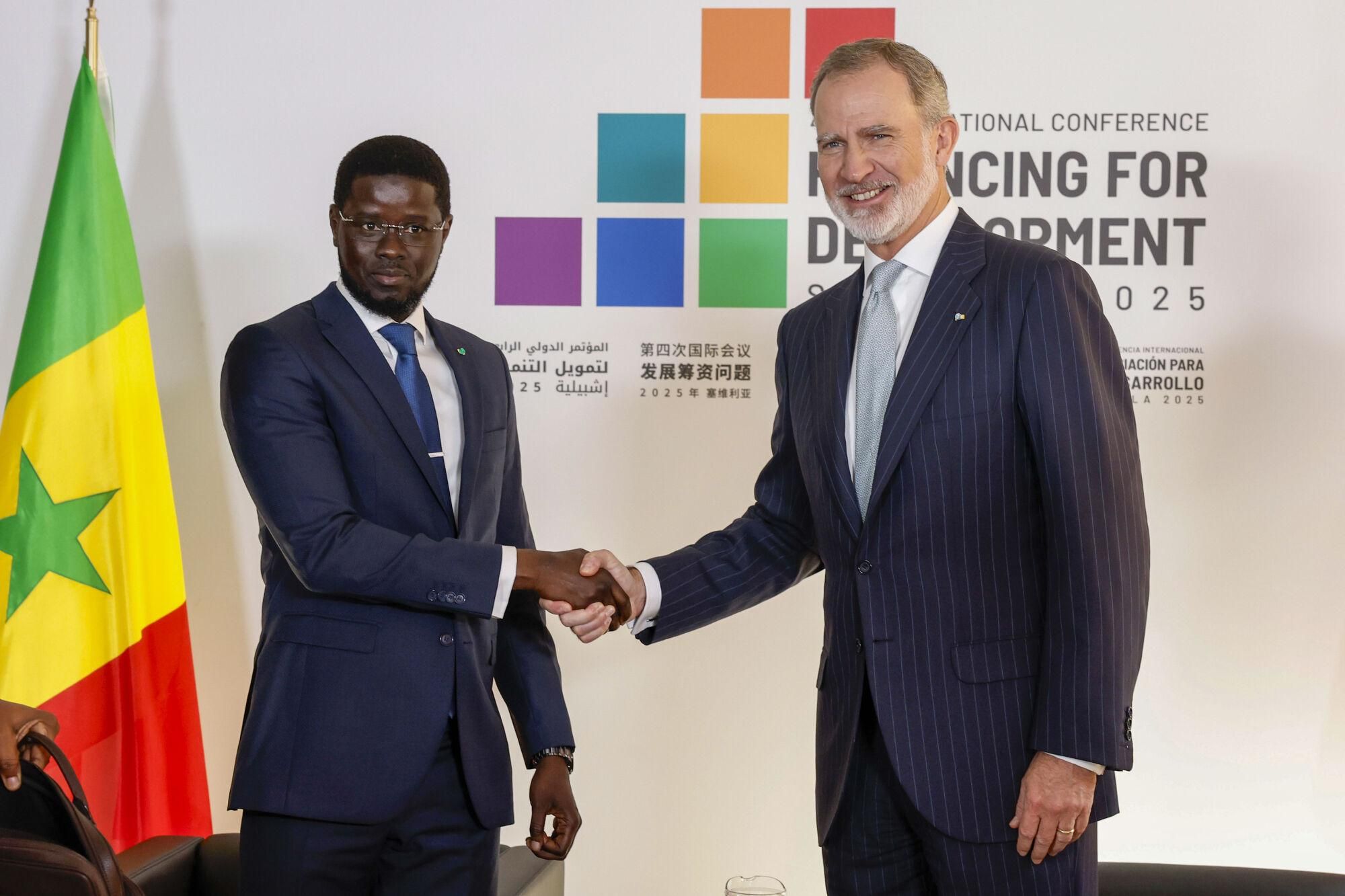 SEVILLA, 30/06/2025.- El rey Felipe VI estrecha la mano al presidente de Senegal, Bassirou Diomane Faye (i) antes de mantener una reunión bilateral celebrada en el marco de la IV Conferencia Internacional de la ONU sobre Financiación para el Desarrollo, este lunes en Sevilla. Unos setenta jefes de Estado o de Gobierno se reúnen desde hoy y hasta el próximo jueves en este encuentro que aspira movilizar más recursos en cooperación y reafirmar el compromiso con el multilateralismo. EFE/J. J. Guillén