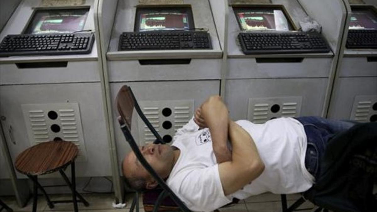 Un inversor descansa en una casa de corretaje en Pekín (China), ayer.