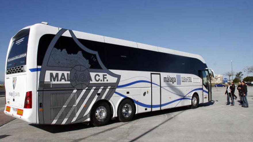 El autobús que traslada a los jugadores del Málaga.