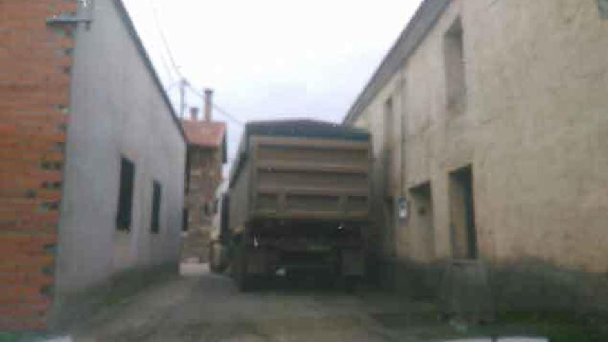Un camión bañera cruza Gallegos del Río cargado de balasto para las obras del AVE.