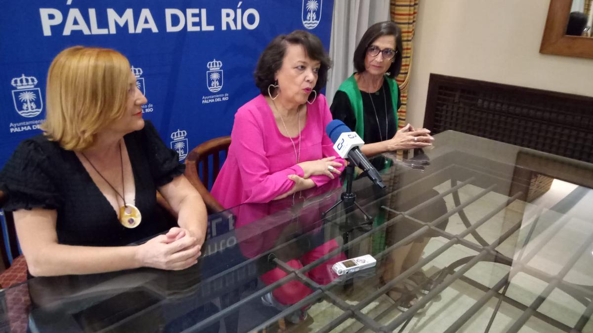 Rafaela Valenzuela en la reunión en el Ayuntamiento de Palma del Río.