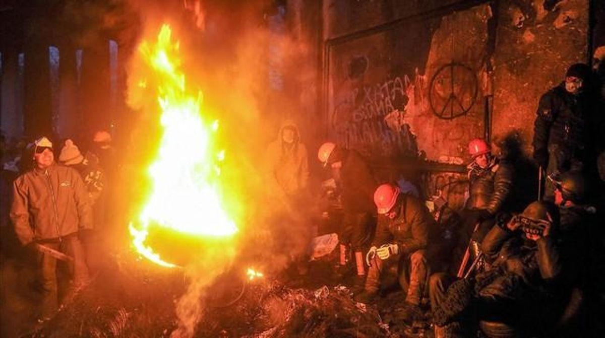 Manifestants al voltant d’una foguera a Kíev, Ucraïna .