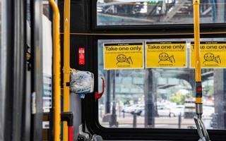 Autobuses de Nueva York distribuyen mascarillas de forma gratuita