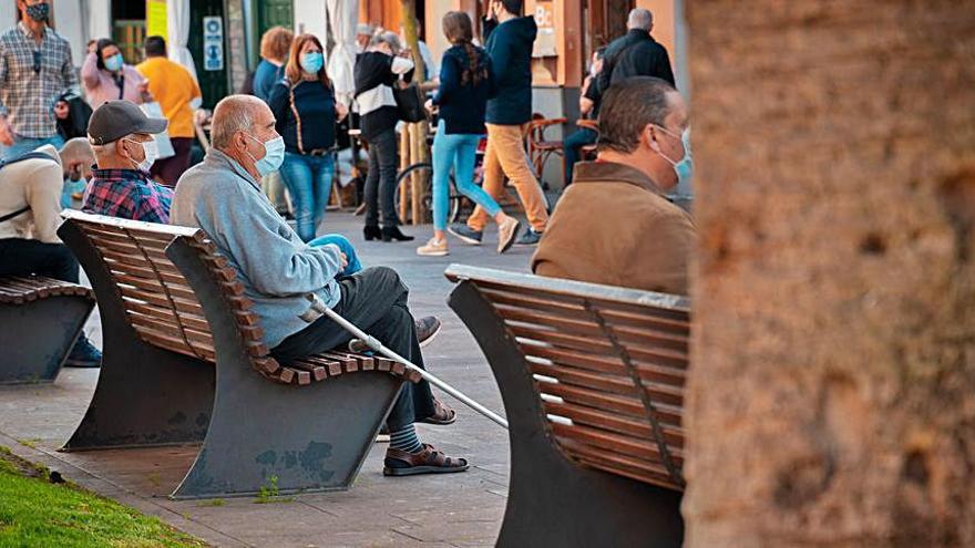 Varios mayores en la zona de La Concepción.