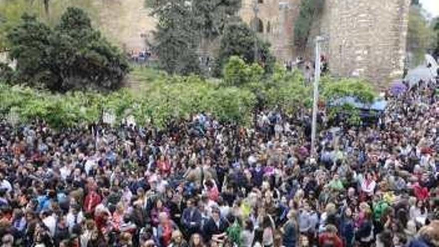 Cada uno tiene una Semana Santa preferida. Todo el mundo defiende su Semana Santa; los granadinos creen que la suya es la mejor, al igual que los jerezanos o los sevillanos. Estaría bien un certamen. En la imagen, miles de personas se agolpan a la salida de Estudiantes. Seguro que prefieren la Semana Santa de Málaga.