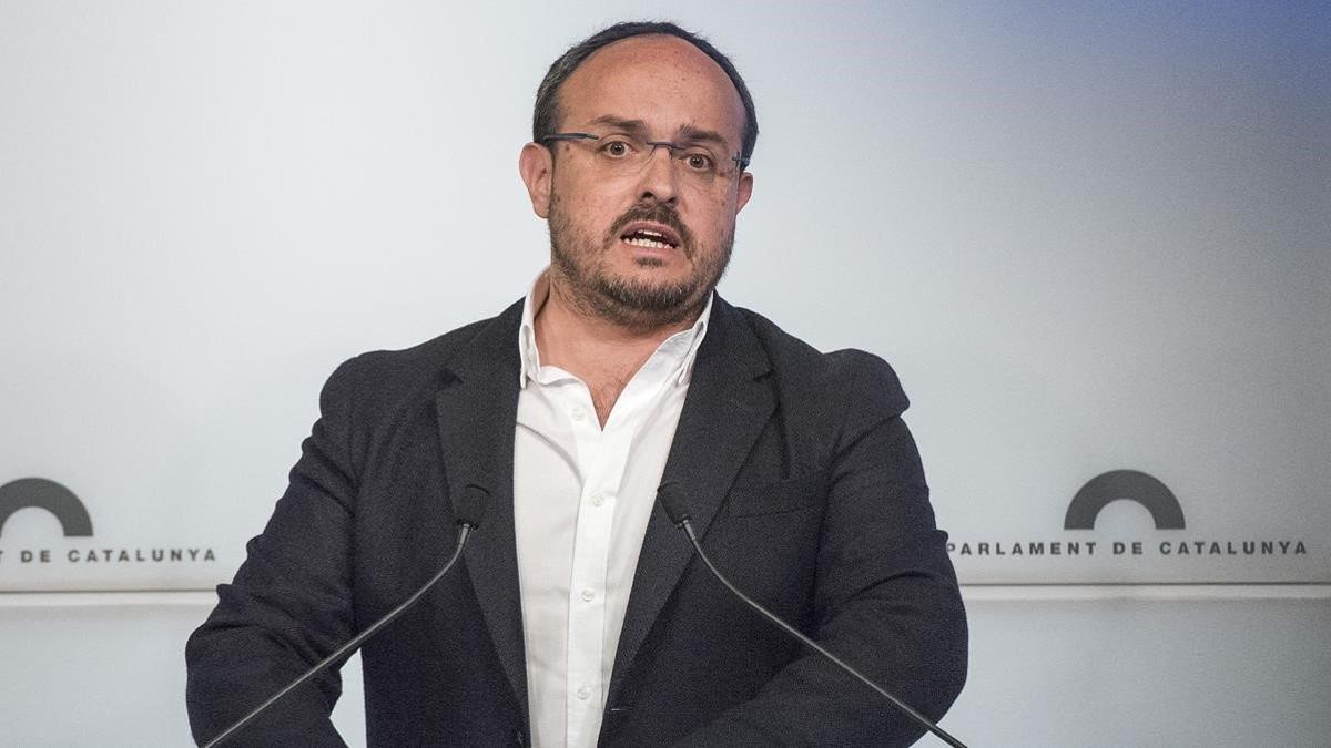 El presidente del PPC, Alejandro Fernández, en una rueda de prensa en el Parlament