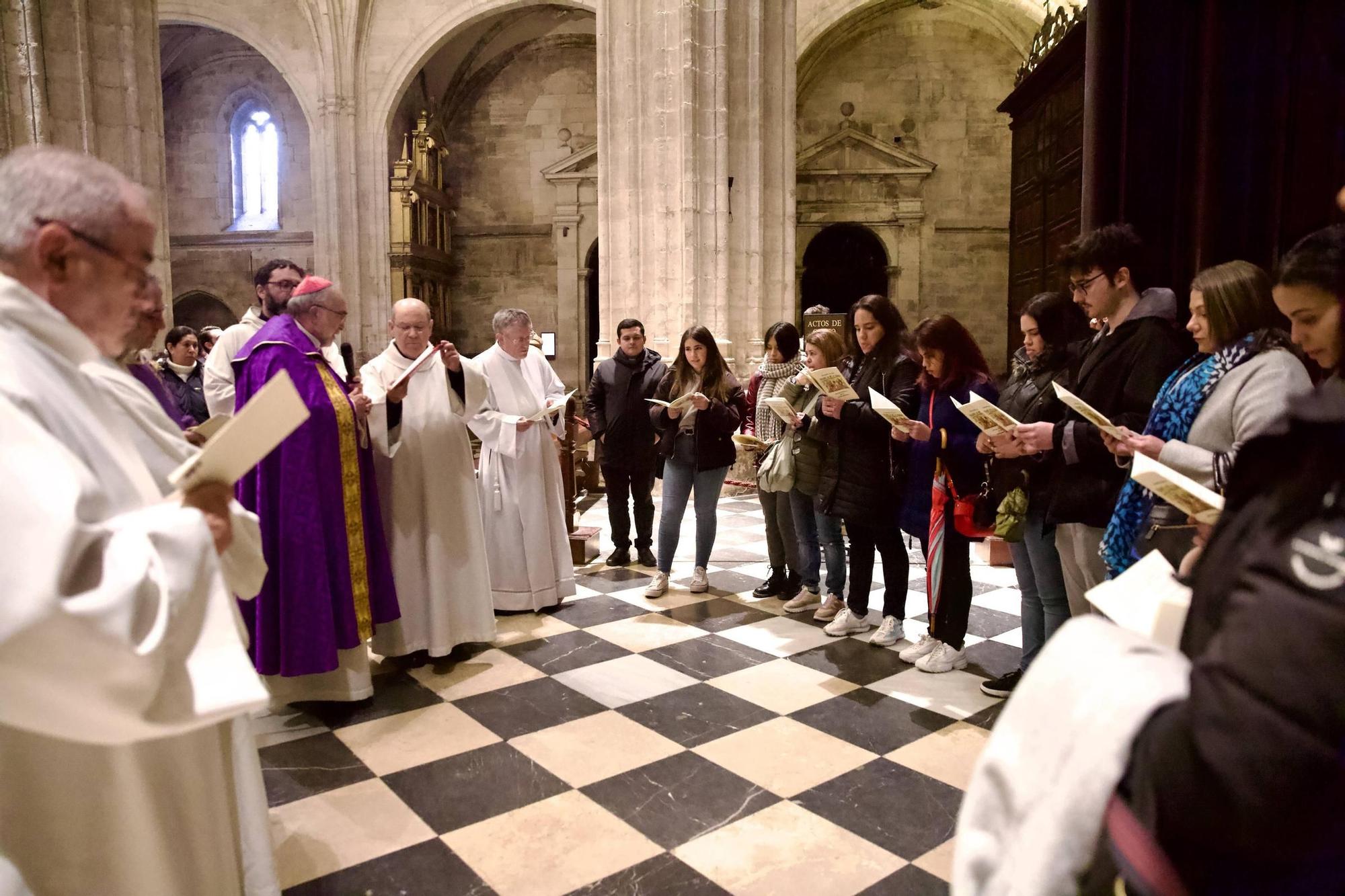 En imágenes: Rito de admisión al catecumenado de adultos en la catedral de Oviedo