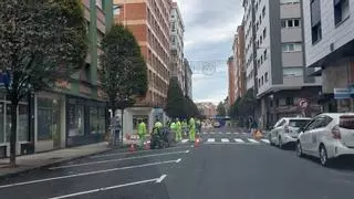 Las obras en esta calle del barrio gijonés de El Llano progresa y llegan con cambios en el aparcamiento