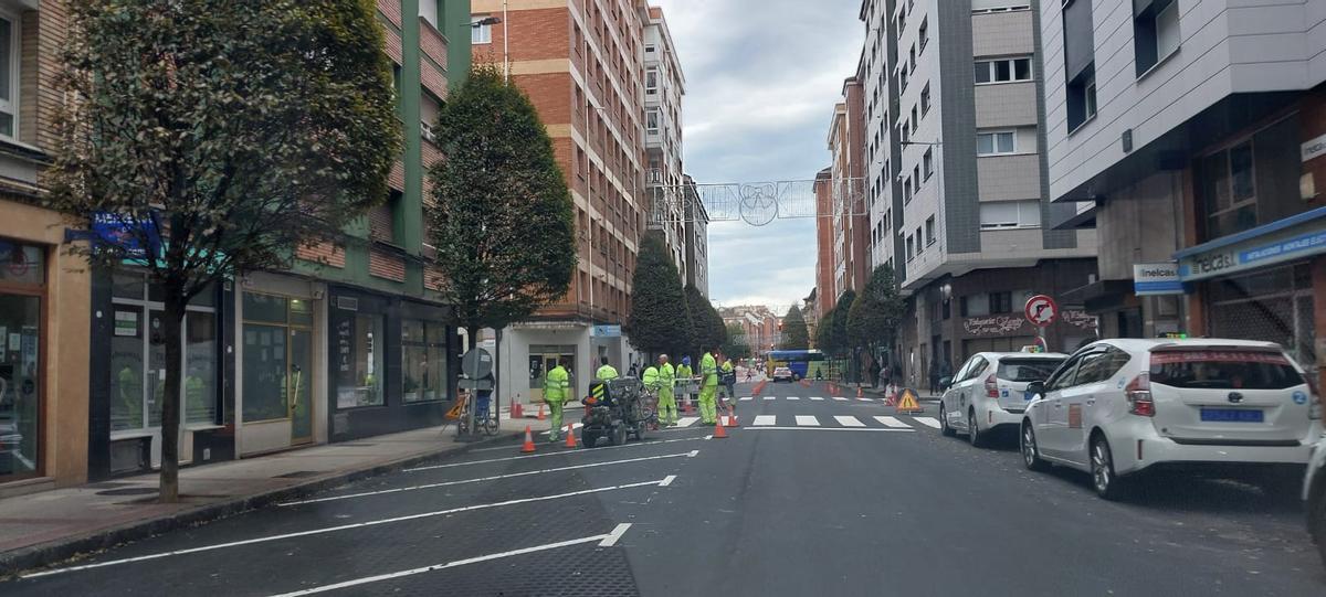 Operarios durante las labores de pintado en la calle Eleuterio Quintanilla.