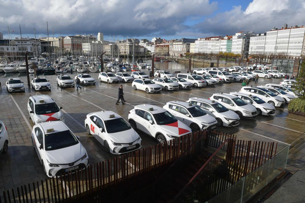 Los taxistas de A Coruña cortan Alfonso Molina y protestan en María Pita contra los VTC