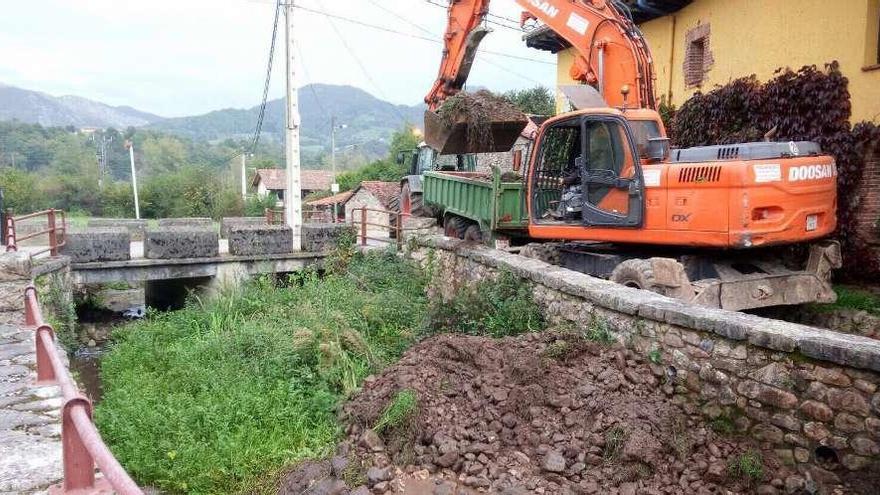 Cangas de Onís culmina el dragado del río de Intriago