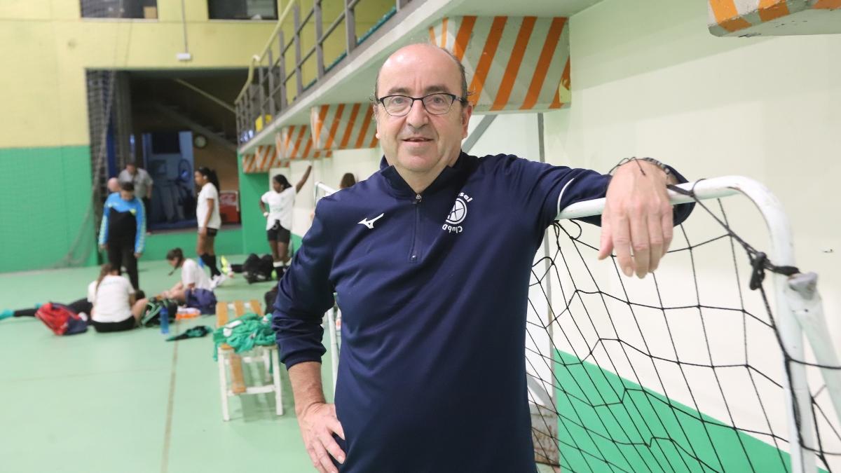 Rafa Moreno, con las jugadoras del Adesal al fondo.