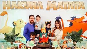 Leo Messi y Antonela Roccuzzo posan con sus hijos, Thiago, Mateo y Ciro, en el segundo cumpleaños del pequeño.