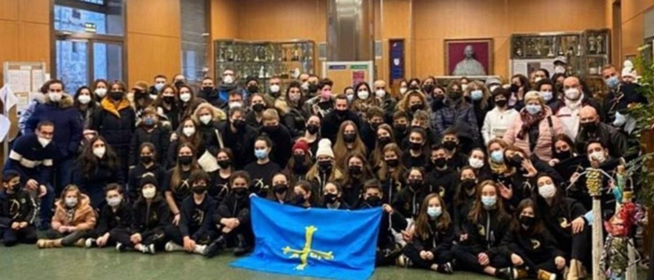 Alumnado y profesores de DanzAsturias, junto a sus padres, a la llegada a Ávila.