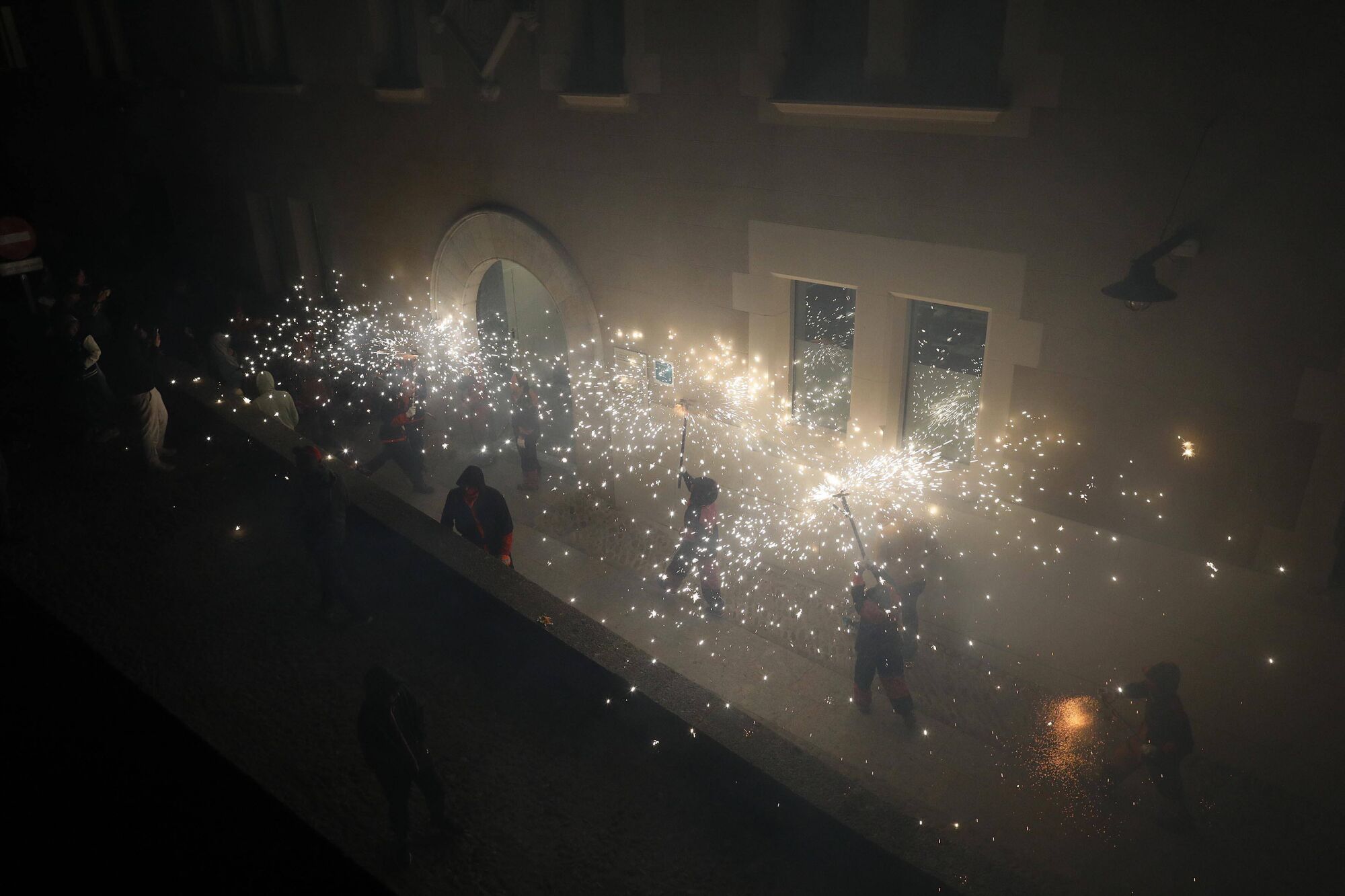 Girona. Plaça Sant Domenec. Correfoc infantil amb els Trons de l'Onyar. Fires.