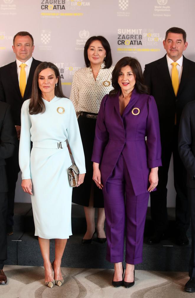 reina letizia con vestido azul celeste