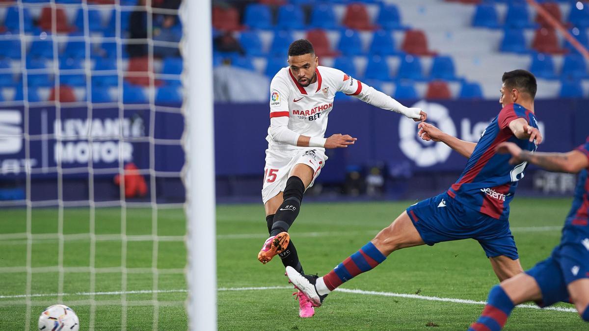 El Sevilla ante el Levante no afloja en la lucha por el título.