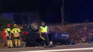 Un herido tras volcar con su coche en A Illa