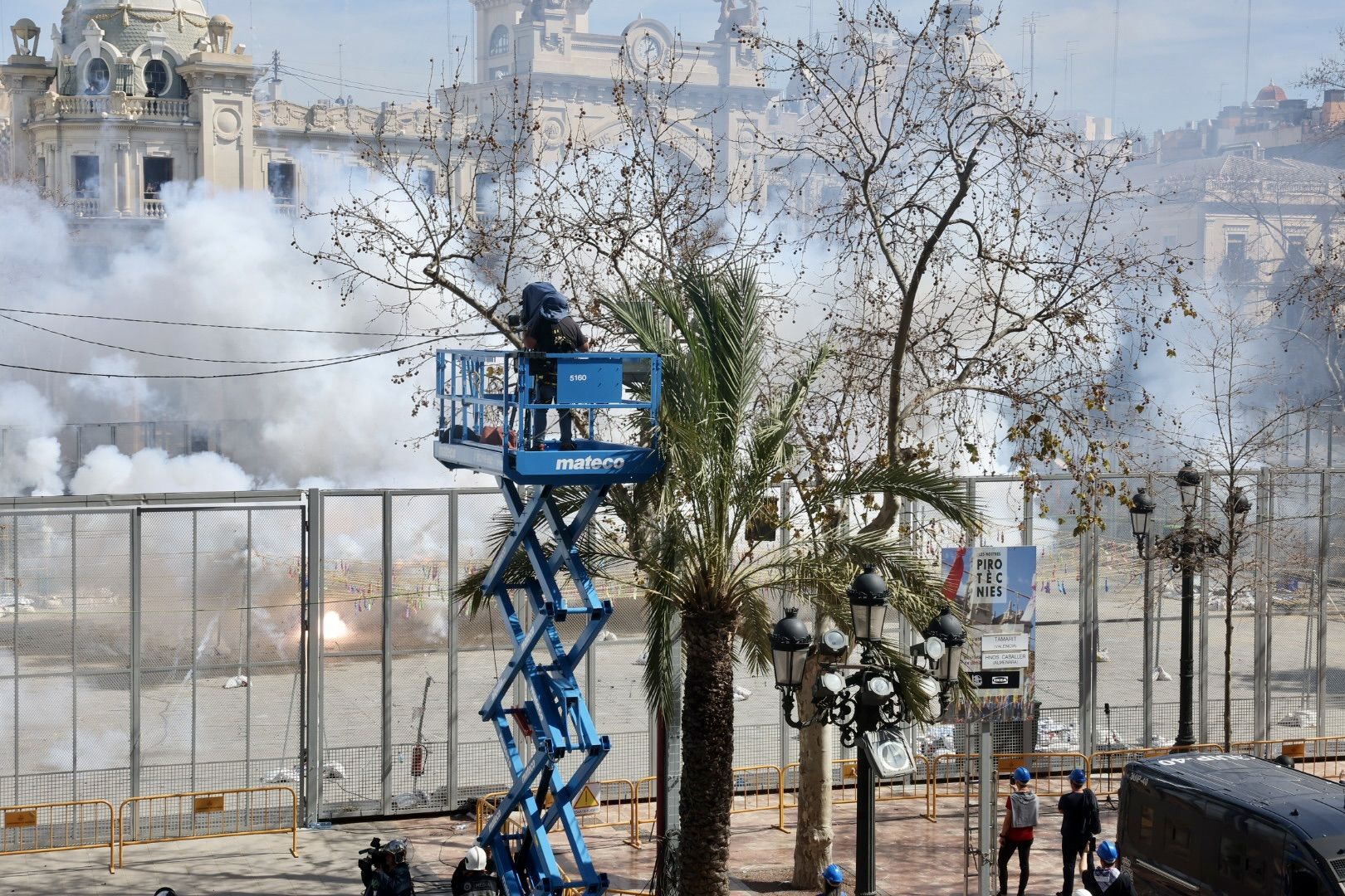 El cámara, rodeado por el fuego