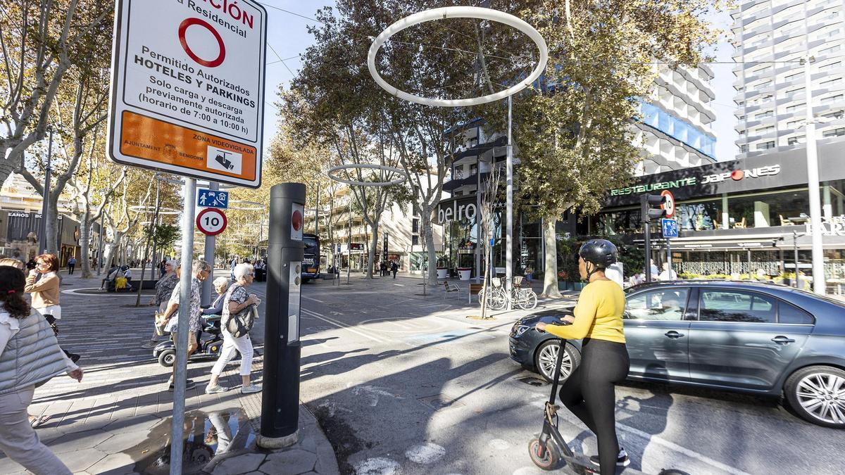 Una de las entradas a la zona de bajas emisiones de Benidorm por la avenida del Mediterráneo.