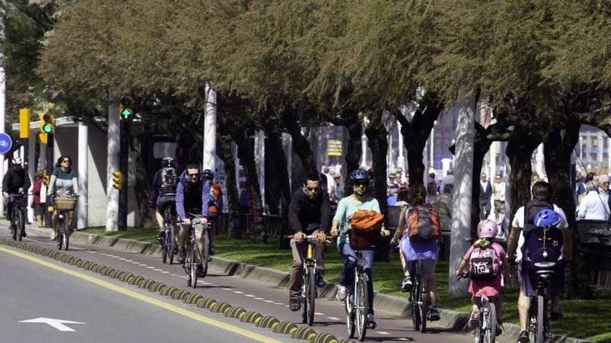 La irónica carta de un peatón gijonés contra los ciclistas que invaden las aceras