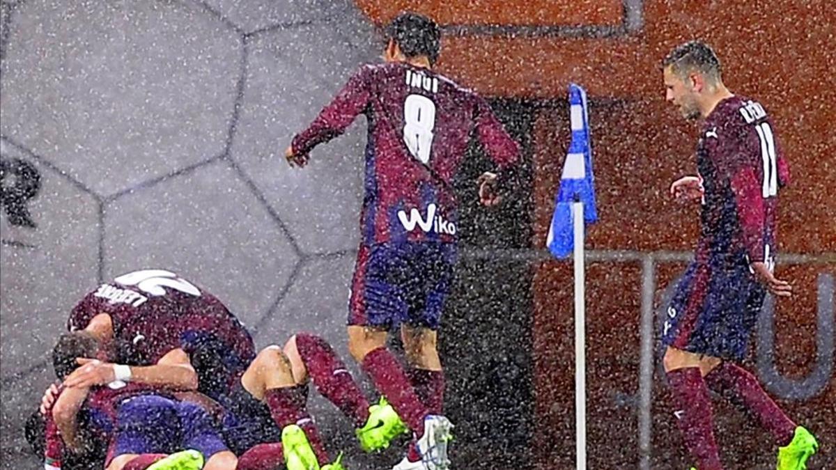 Los jugadores del Eibar celebran el gol de Escalante