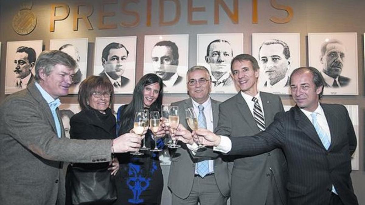 Brindis navideño 8 Ginjaume, Fusté, Tordera, Collet, el presidente, Garrofé y Entrena, ayer en el Power8.