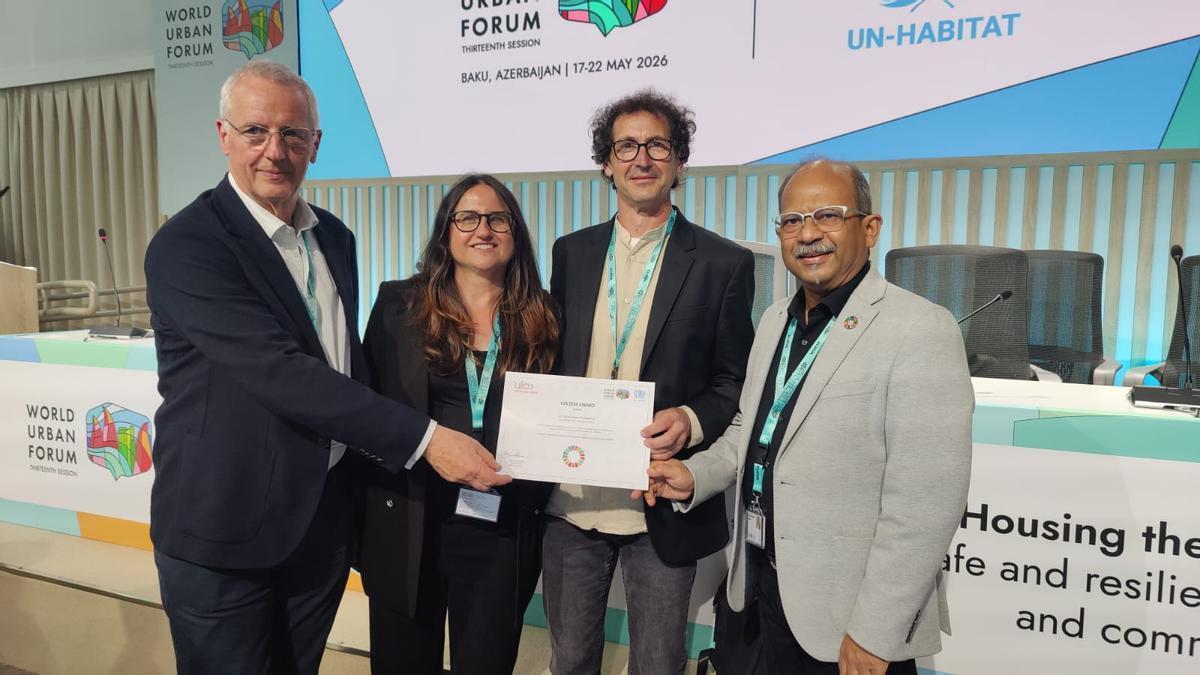 Rafa Mira y Silvia Párraga, dos de componentes del equipo de arquitectos del proyecto del que también forman parte Sari Calatayud y Ana Sanchis. Junto a ellos, Ishtiaque Zahir Titas (Bangladesh), UIA 2030 Award Co-Chair, experto ODS, quien ha dado el premio, y Peter Oborn, presidente del jurado UIA.