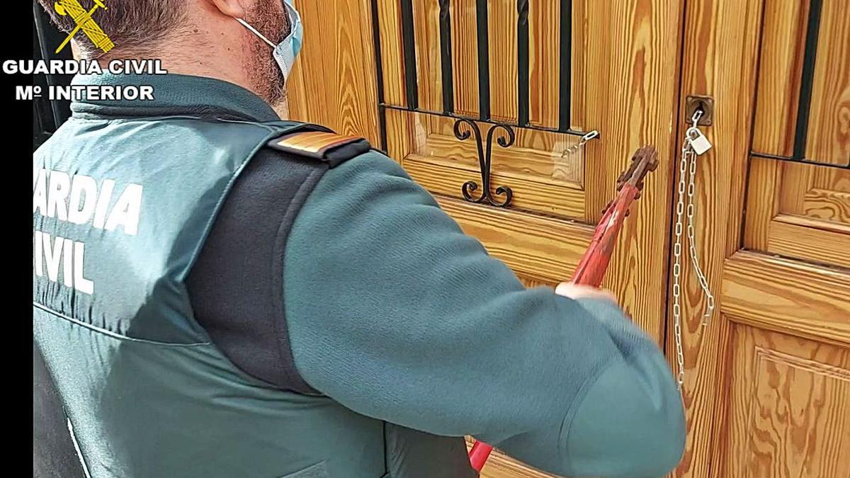 Un agente dela Guardia Civil en el marco de la operación Fake House. | G.C.