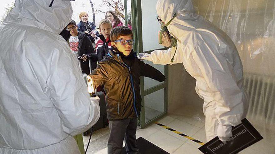 Niños del CEIP El Pinar y el CRA Bajo Duero, en un taller.