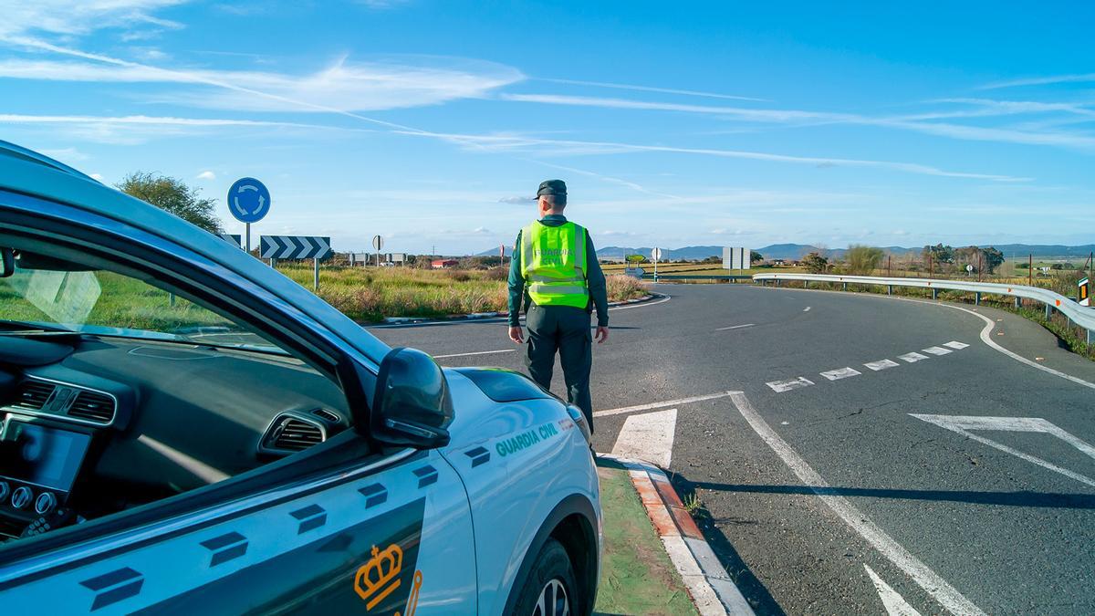 La Guardia civil se pone muy seria y ya para por la 'galleta' del coche: el artilugio que muchos llevan en el maletero