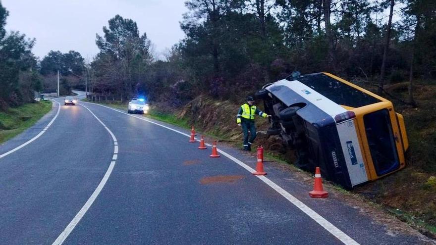 Un autobús escolar sufre una salida de vía en San Cibrao