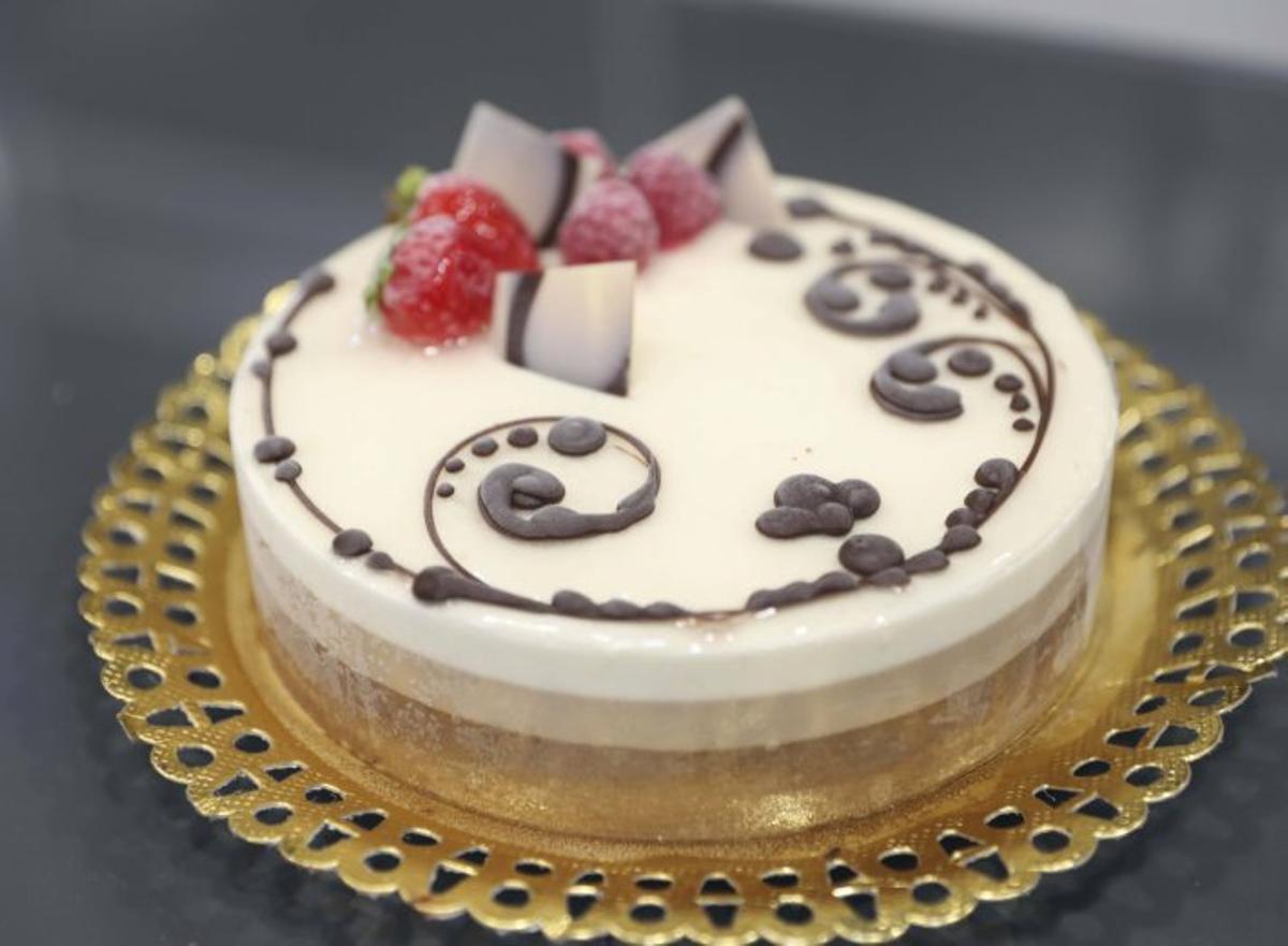 A la izquierda, tarta cuatro chocolates. A la derecha, tarta de limón.