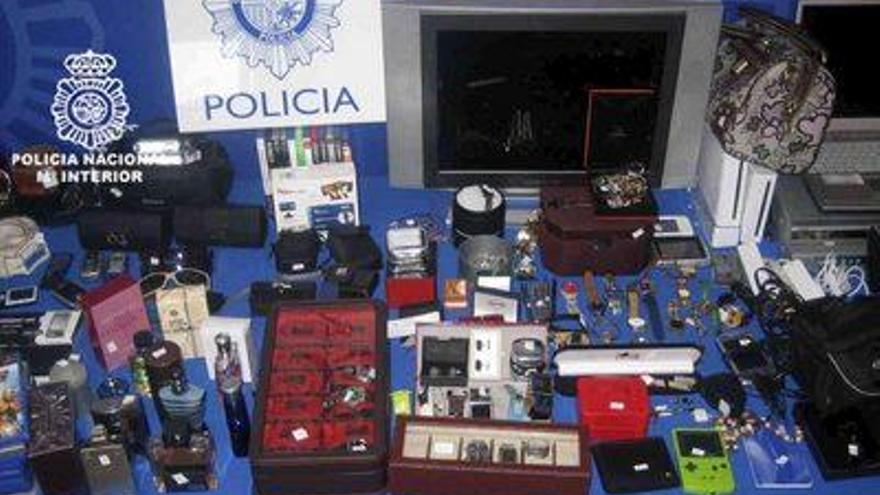 Efectos intervenidos al hombre que robó presuntamente en diversas viviendas de Madrid y Toledo, y que fue detenido tras perder su teléfono móvil en uno de los delitos.